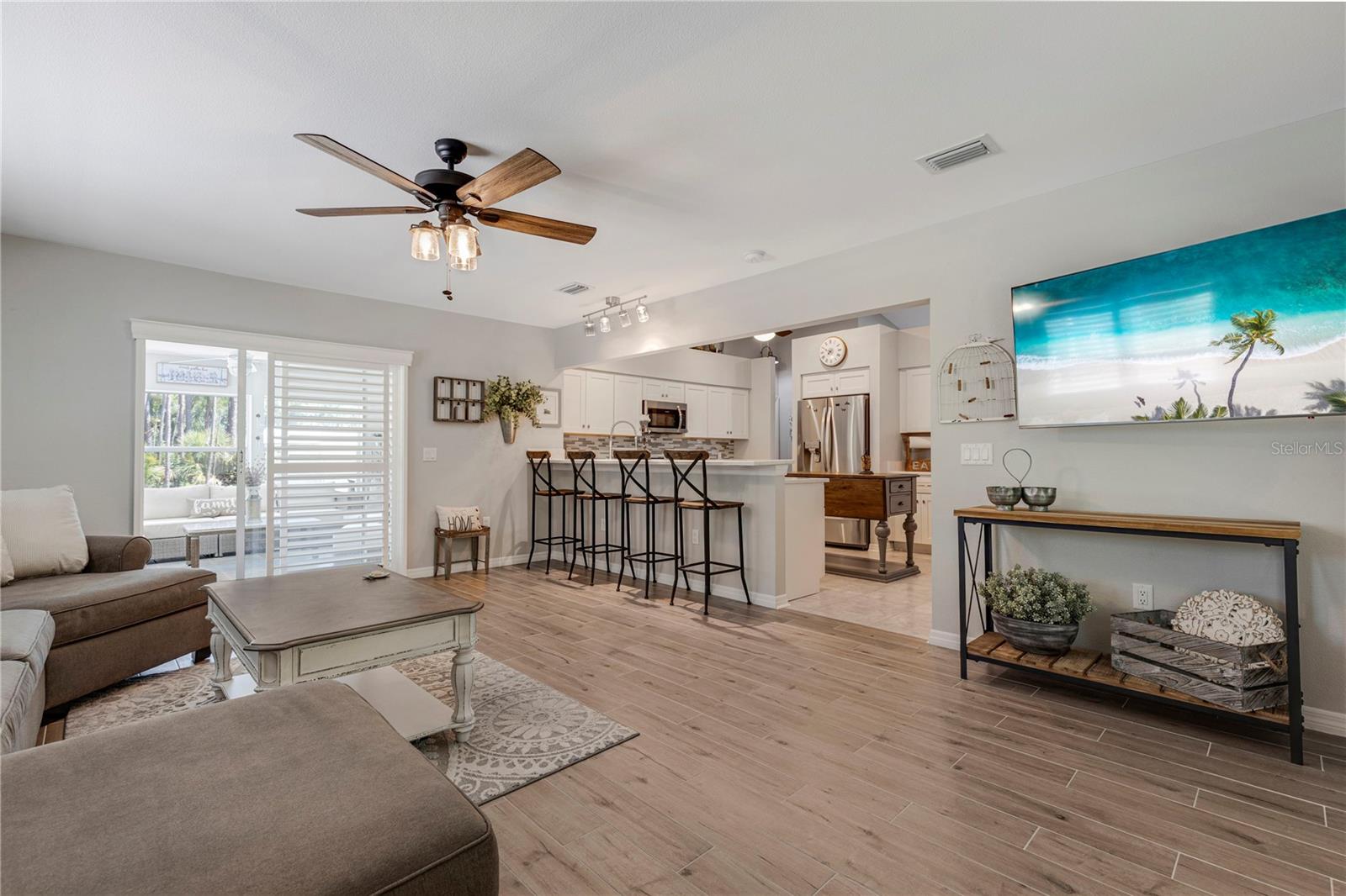 Listing photo id 8 for 6766 Beedla Street