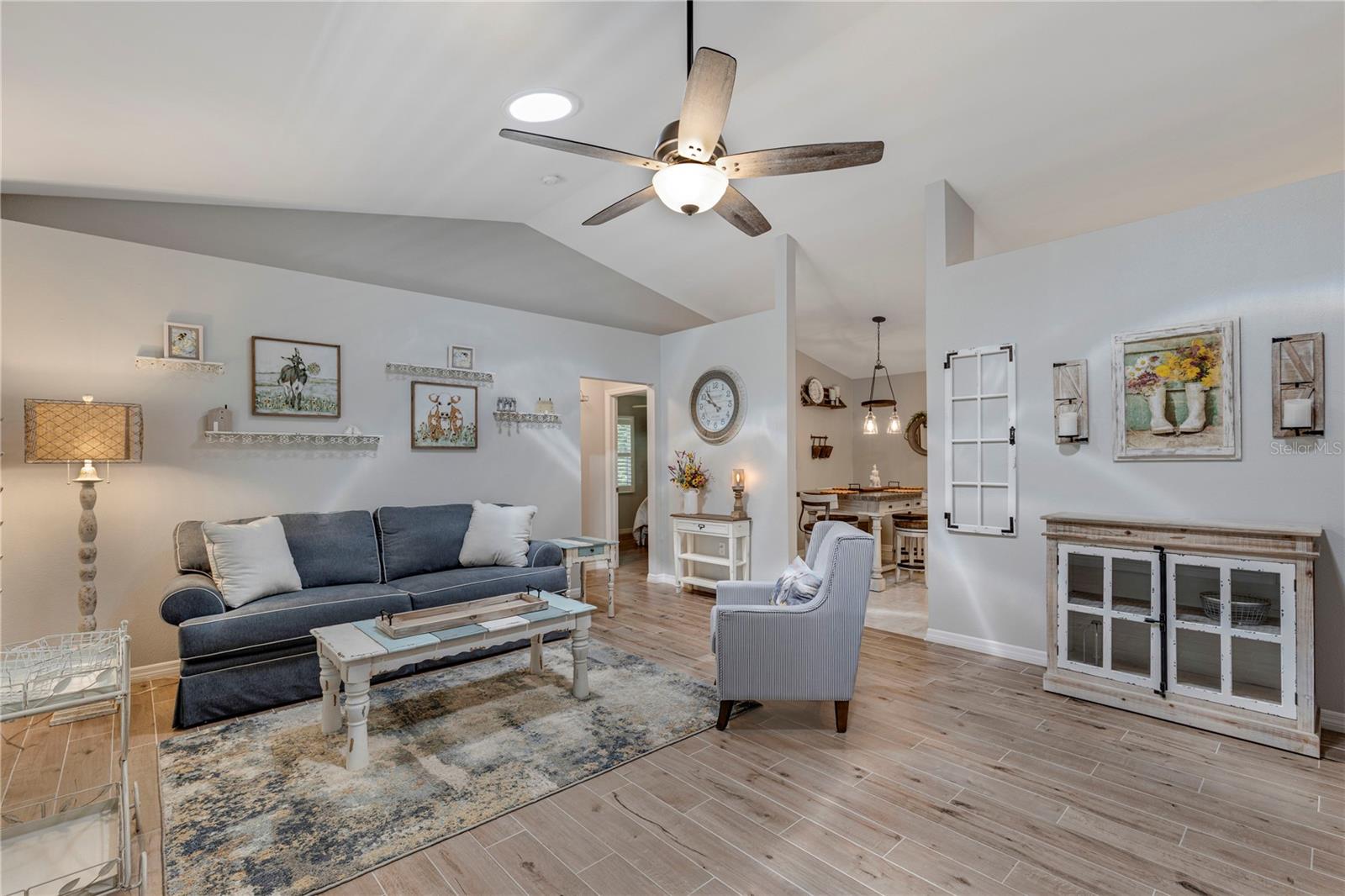 Listing photo id 11 for 6766 Beedla Street