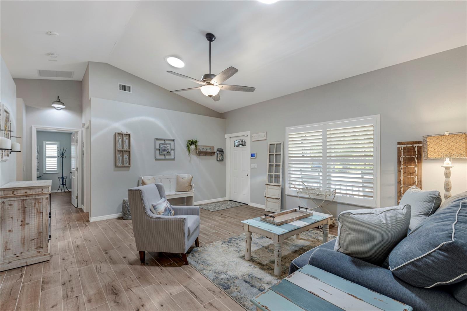 Listing photo id 12 for 6766 Beedla Street