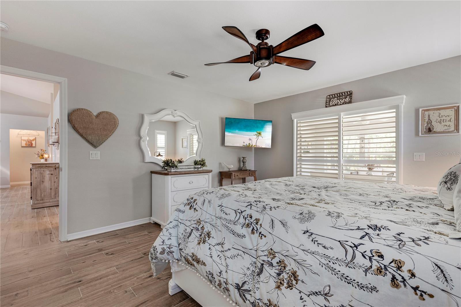 Listing photo id 14 for 6766 Beedla Street