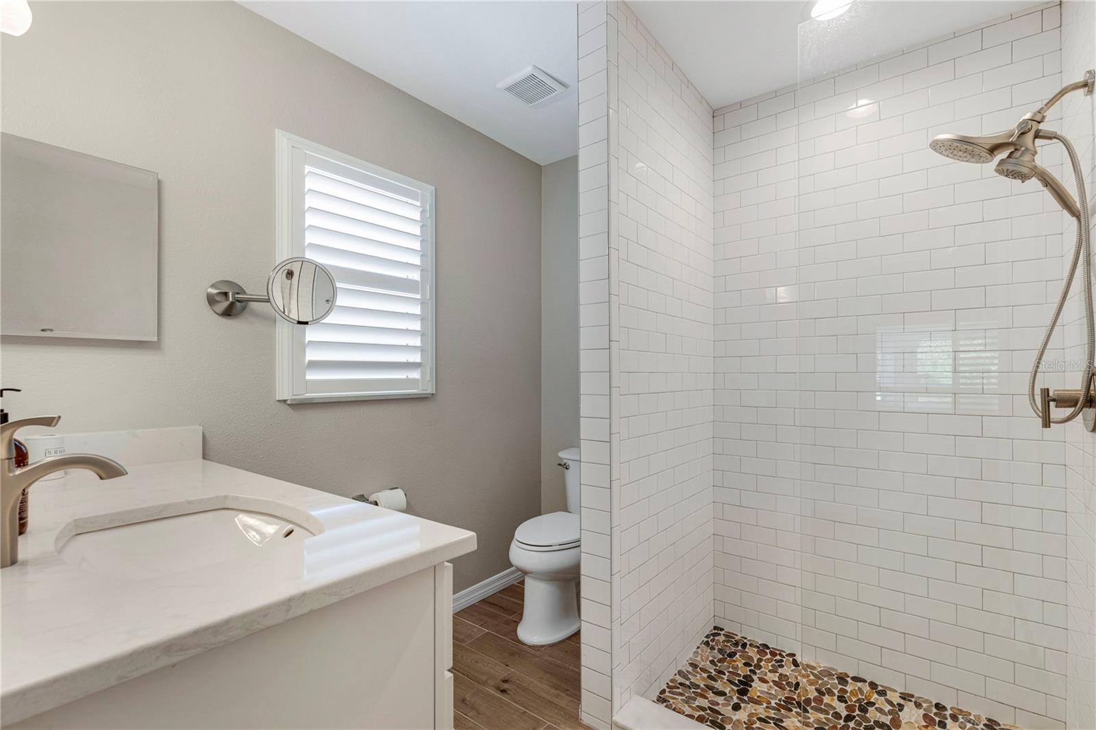 Listing photo id 17 for 6766 Beedla Street