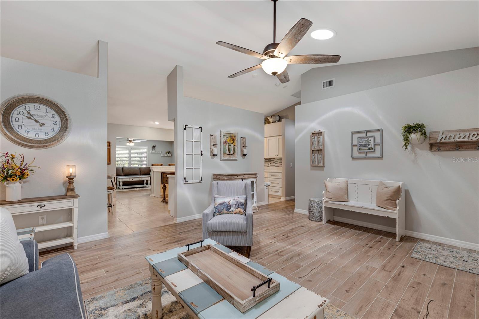 Listing photo id 18 for 6766 Beedla Street