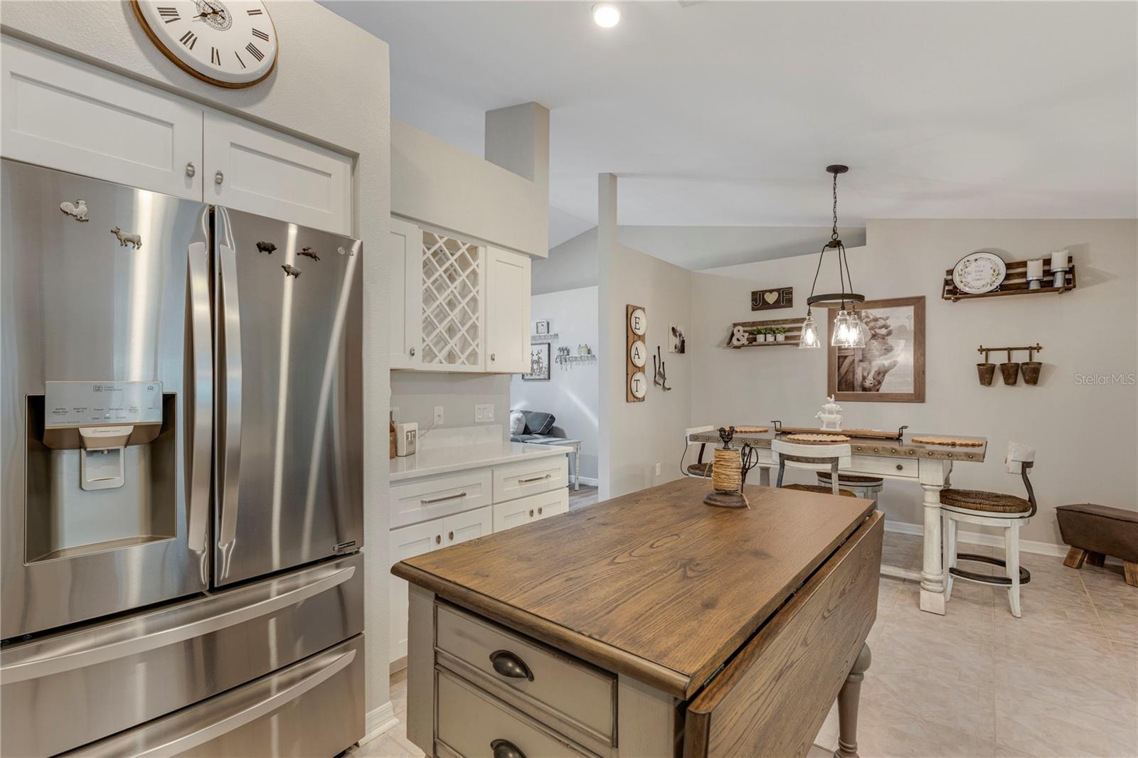 Listing photo id 2 for 6766 Beedla Street