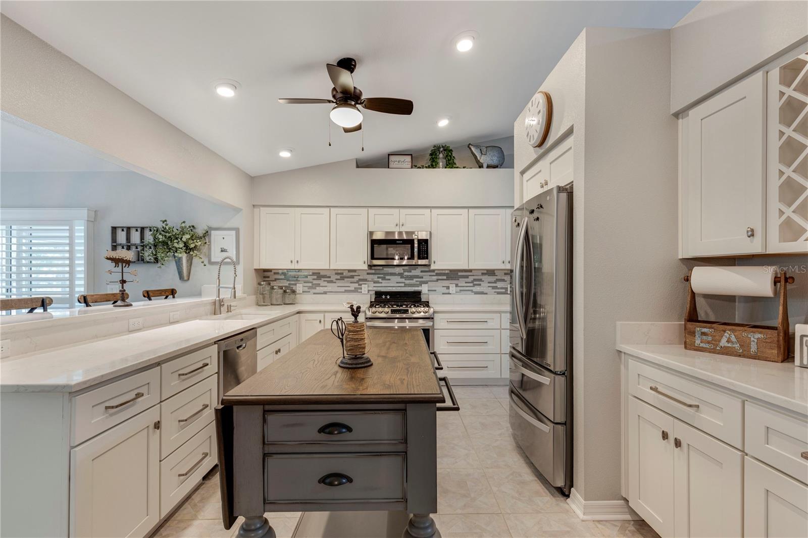 Listing photo id 3 for 6766 Beedla Street