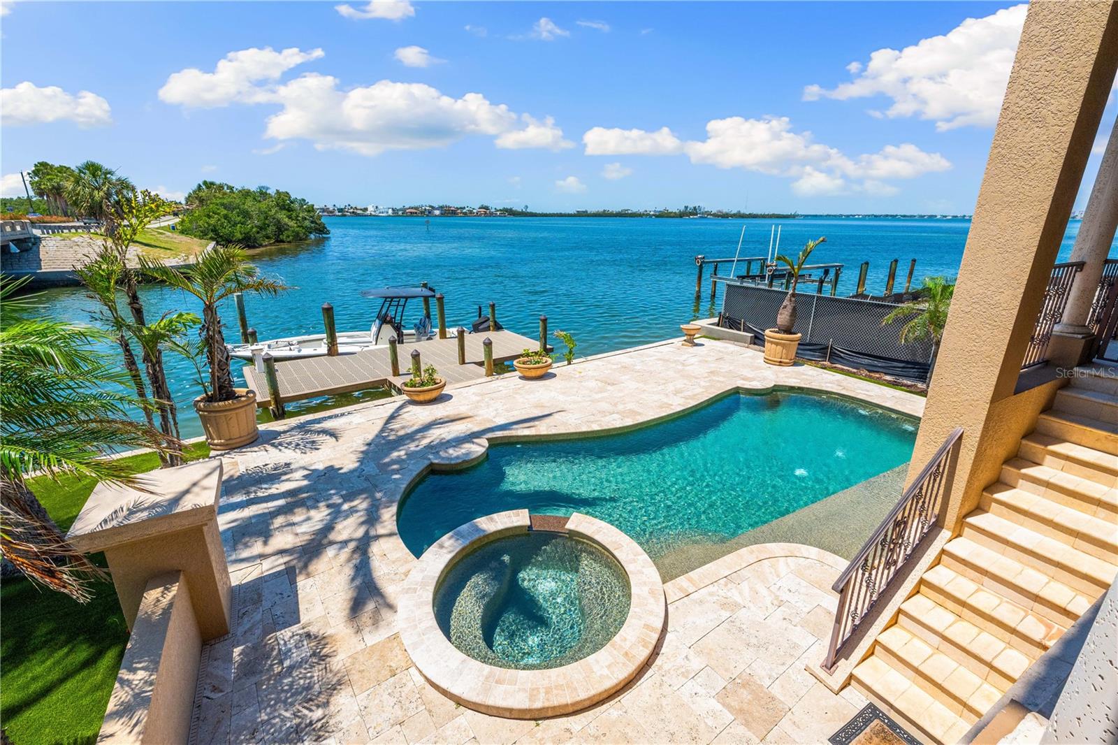 Listing photo id 2 for 290 Washington Drive