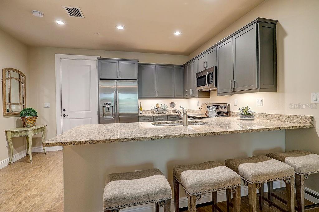 Image 21 of 42 For 525 Orange Avenue 202