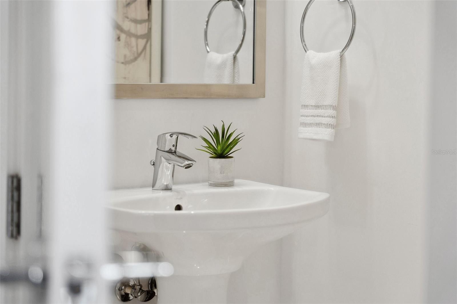 Image 35 of 88 For 111 Pineapple Avenue 918
