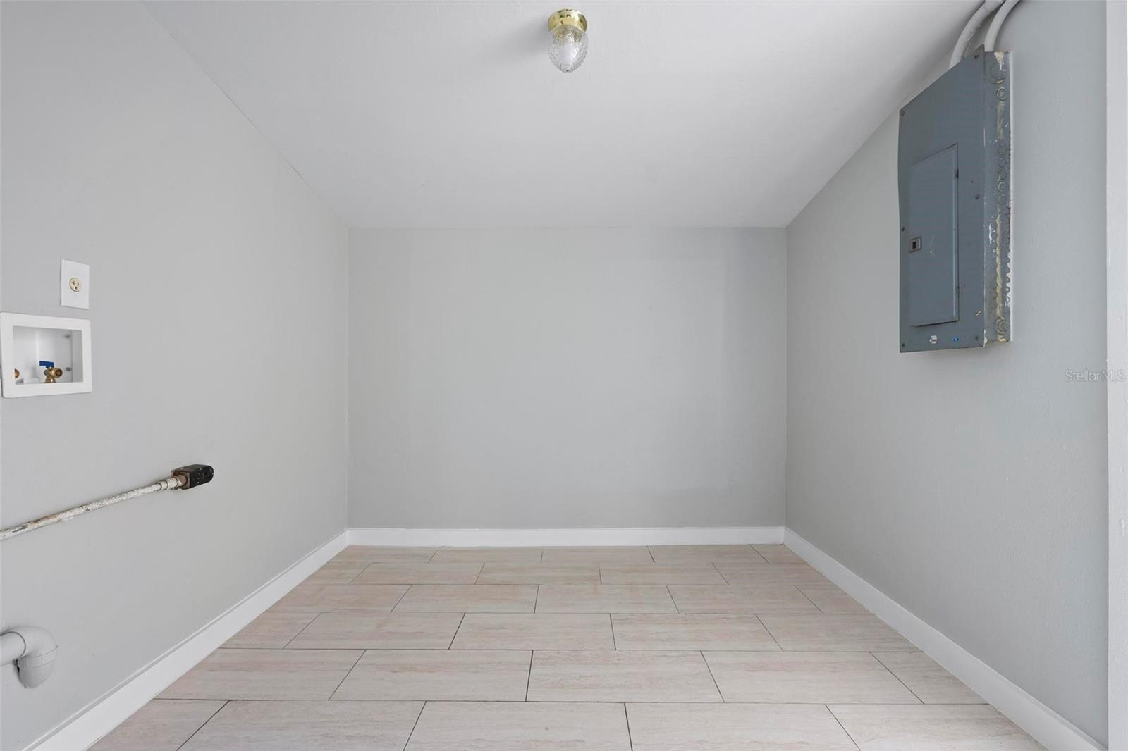 Image 6 of 13 For 2739 Palmadelia Avenue
