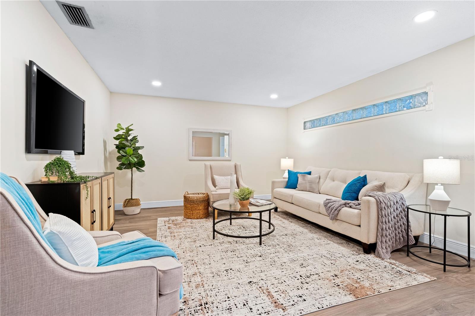 Image 14 of 76 For 2419 Riverbluff Parkway V233