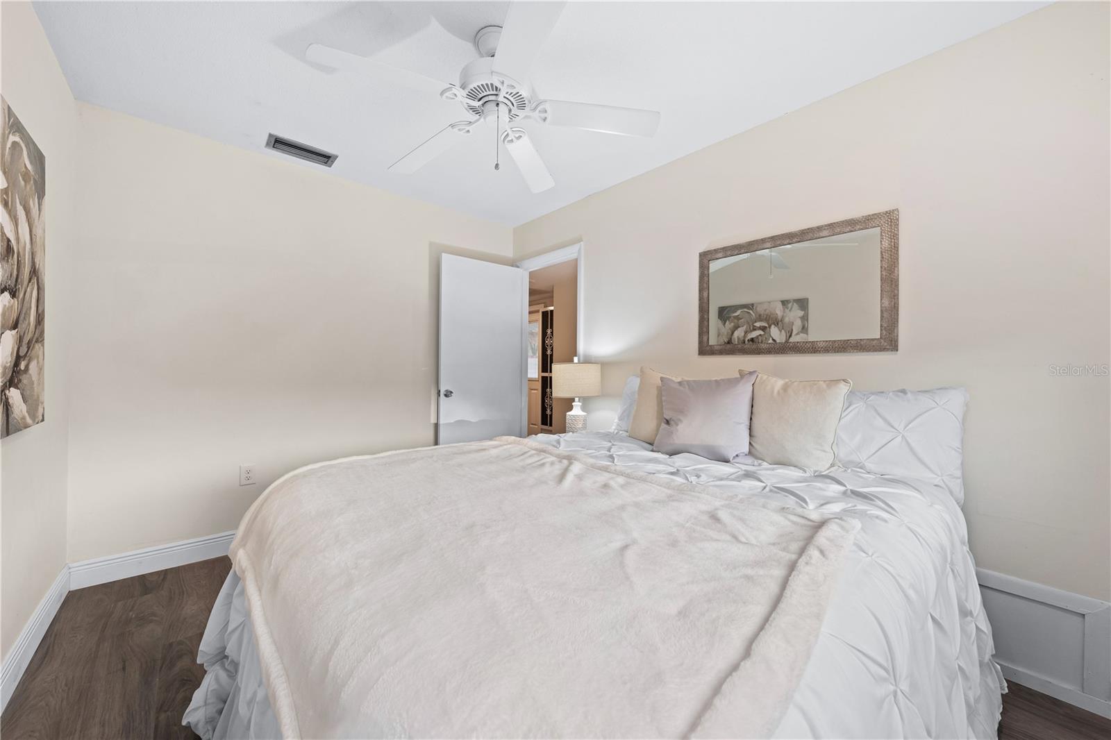 Image 28 of 76 For 2419 Riverbluff Parkway V233