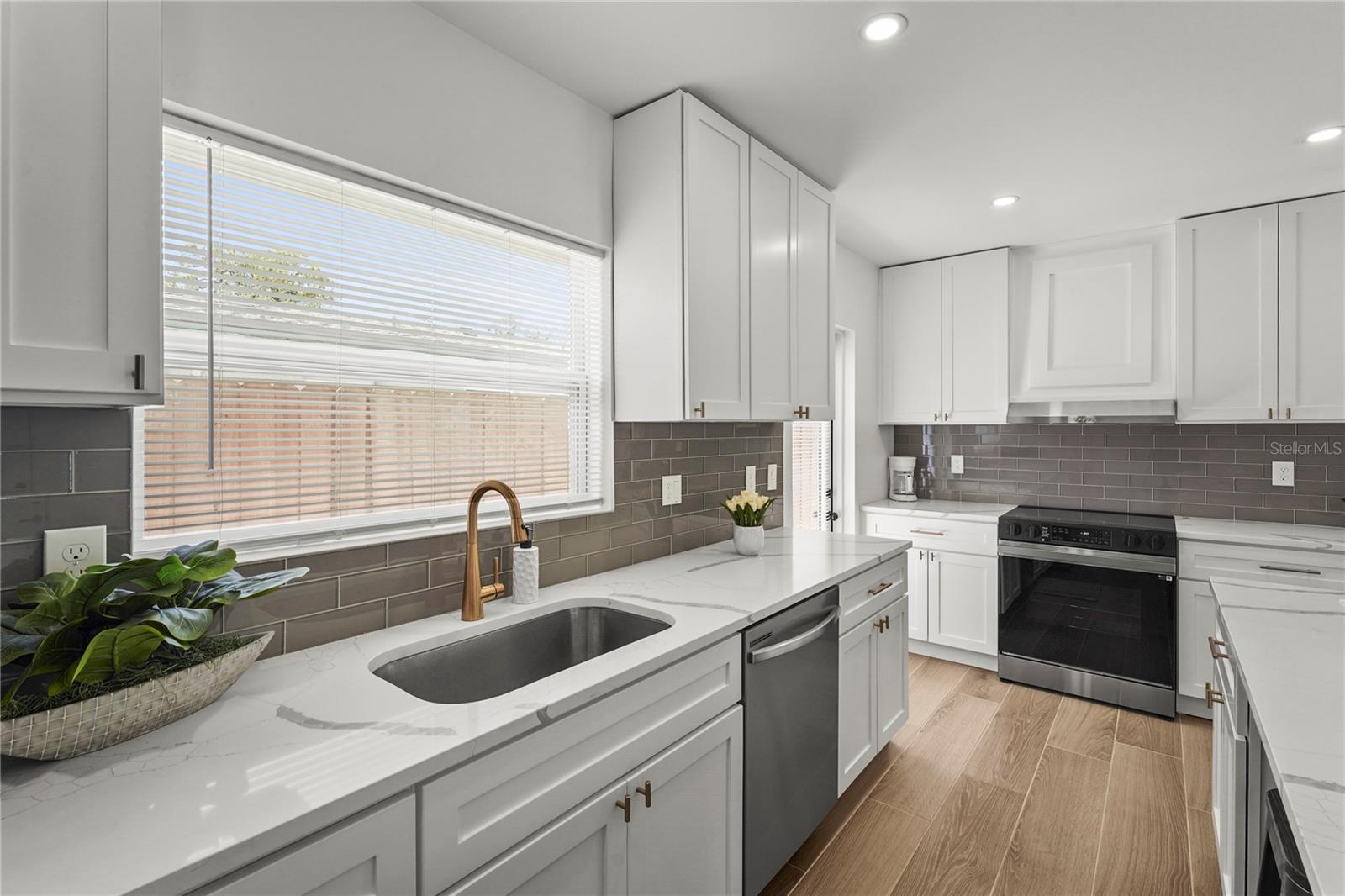 Image 13 of 39 For 515 Osprey Avenue