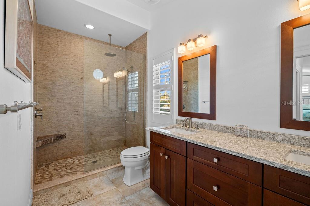 Image 21 of 61 For 704 Gladiolus Street