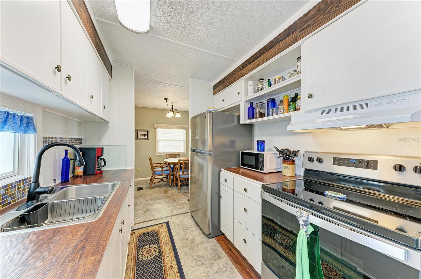 Listing photo id 13 for 5115 5th A Street E