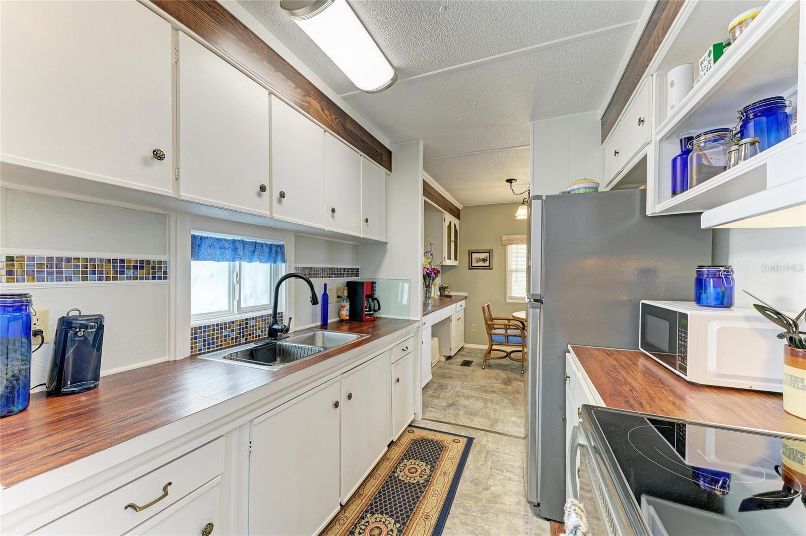 Listing photo id 14 for 5115 5th A Street E