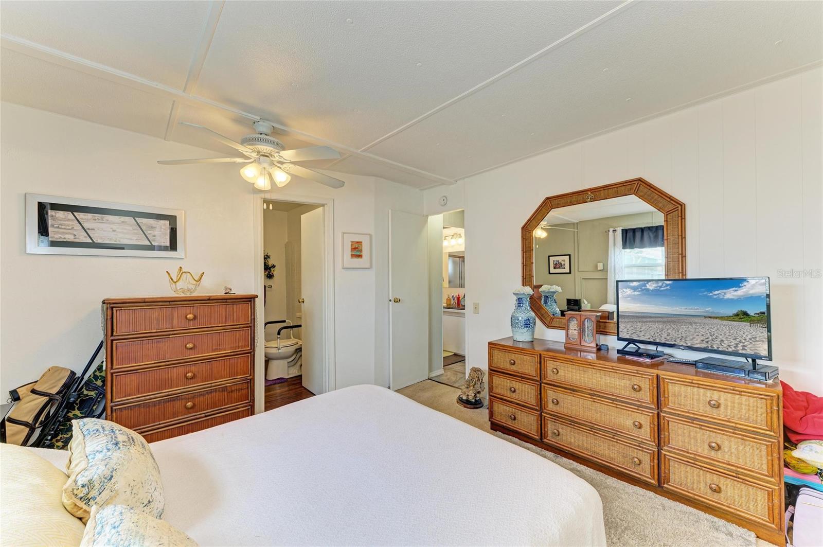 Listing photo id 18 for 5115 5th A Street E