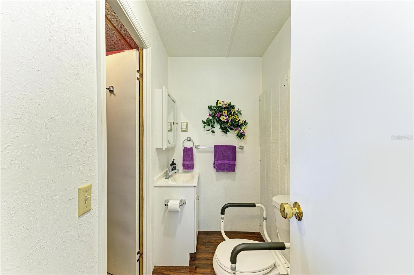 Listing photo id 19 for 5115 5th A Street E
