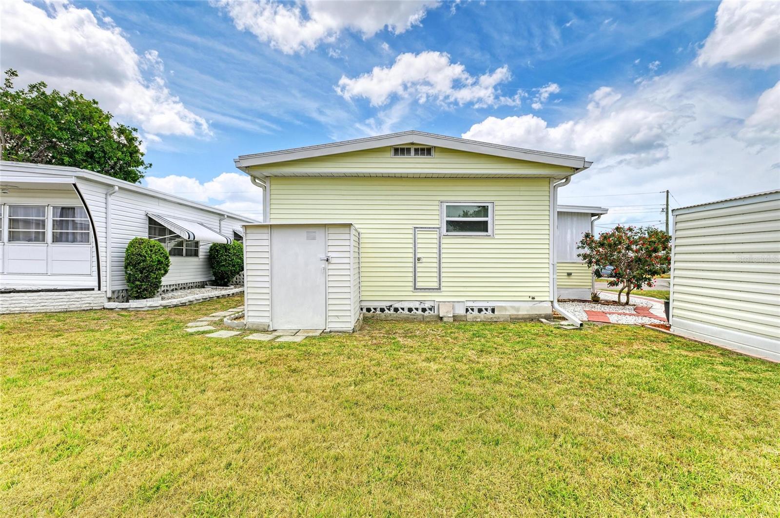 Listing photo id 30 for 5115 5th A Street E