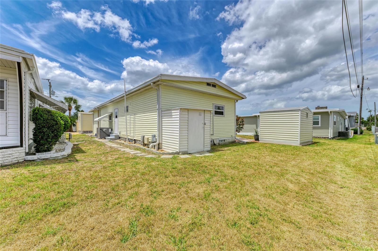 Listing photo id 33 for 5115 5th A Street E