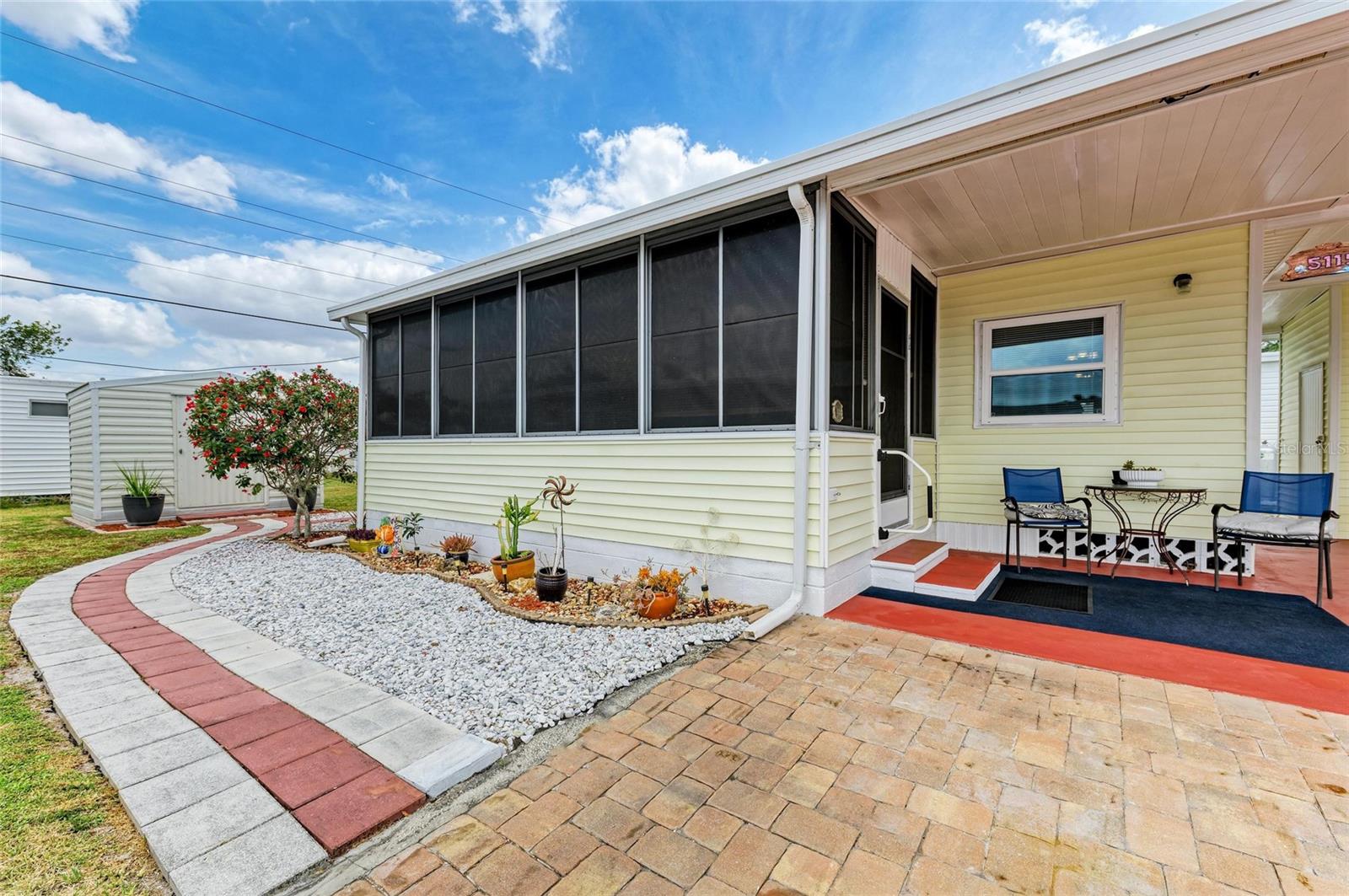 Listing photo id 2 for 5115 5th A Street E