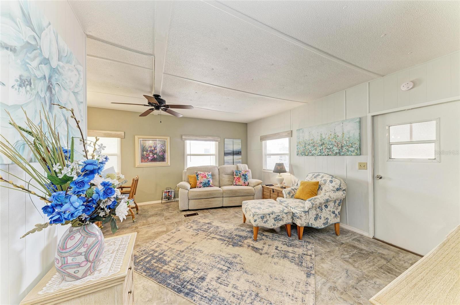 Listing photo id 4 for 5115 5th A Street E
