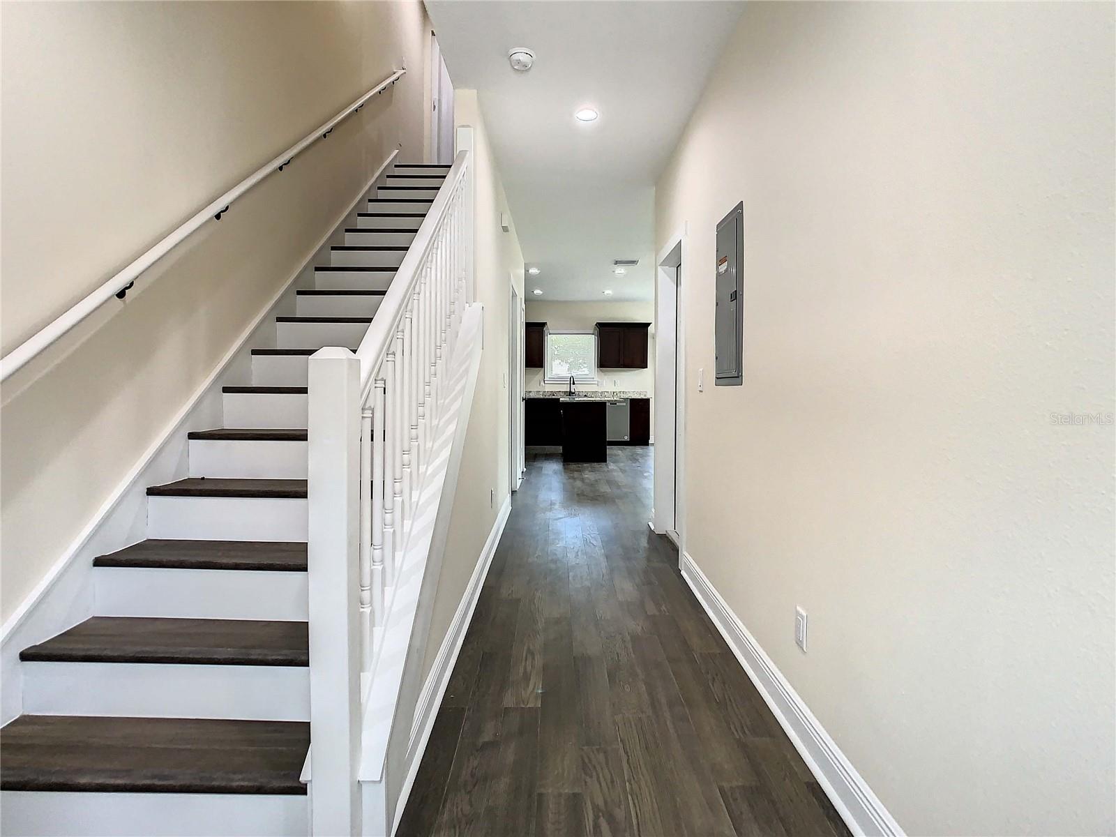 Listing photo id 8 for 4209 Woodlawn Avenue