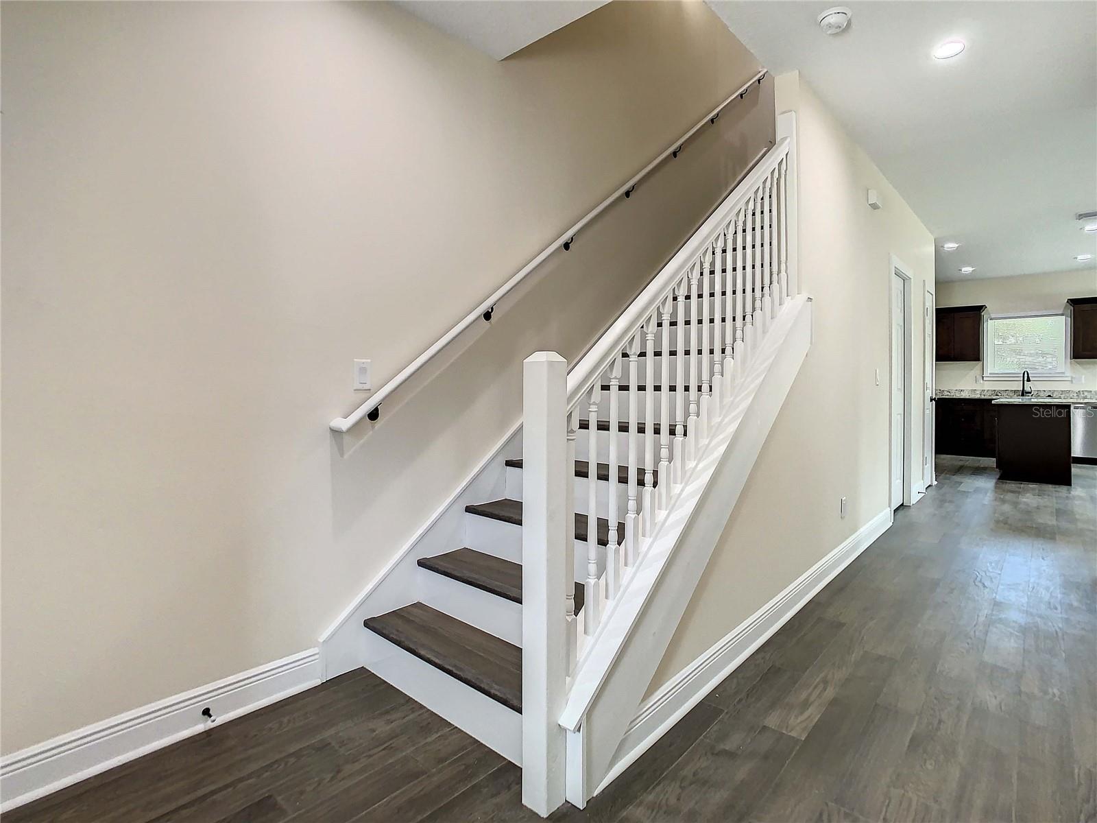 Listing photo id 9 for 4209 Woodlawn Avenue