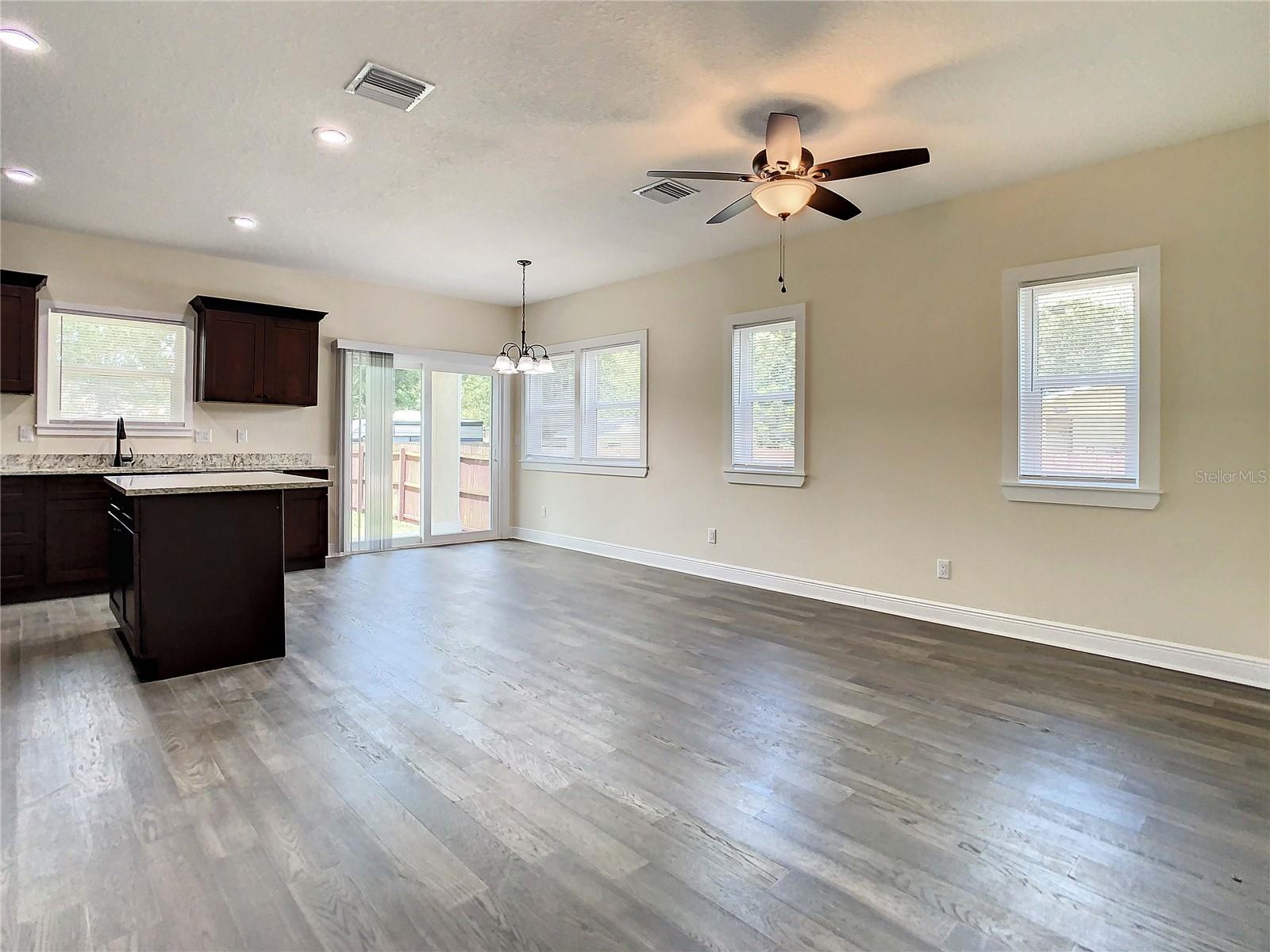 Listing photo id 11 for 4209 Woodlawn Avenue
