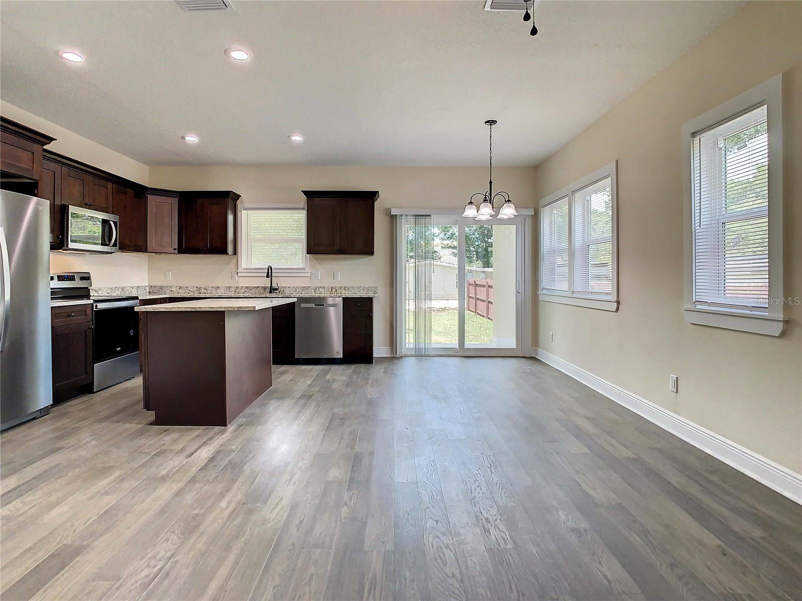 Listing photo id 12 for 4209 Woodlawn Avenue