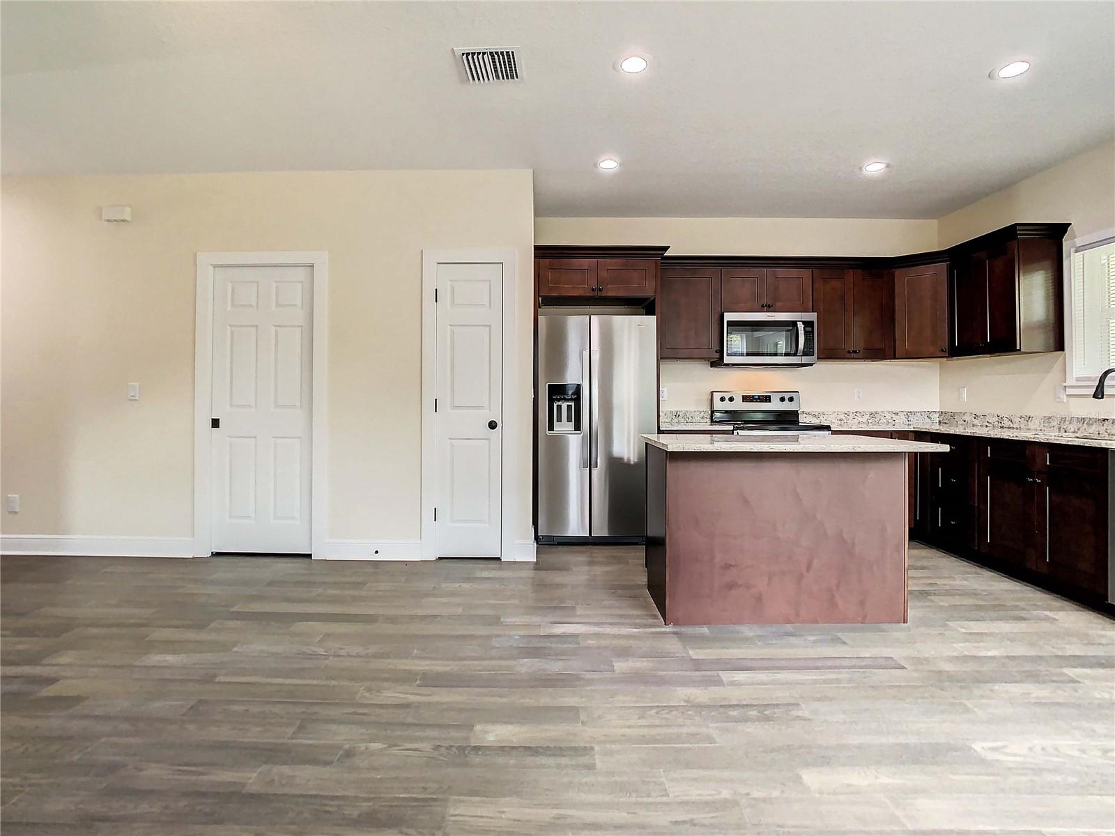 Listing photo id 14 for 4209 Woodlawn Avenue