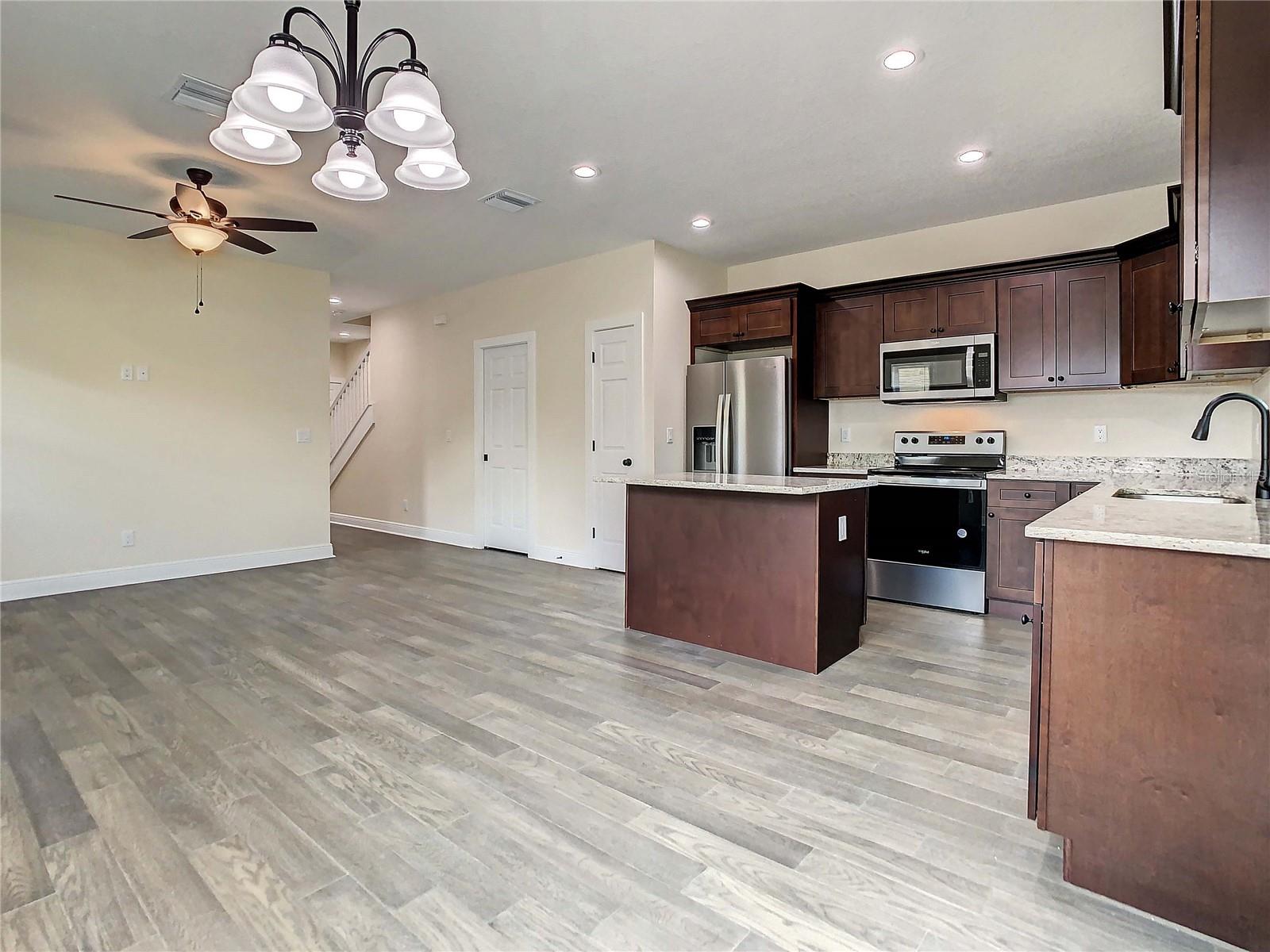Listing photo id 15 for 4209 Woodlawn Avenue