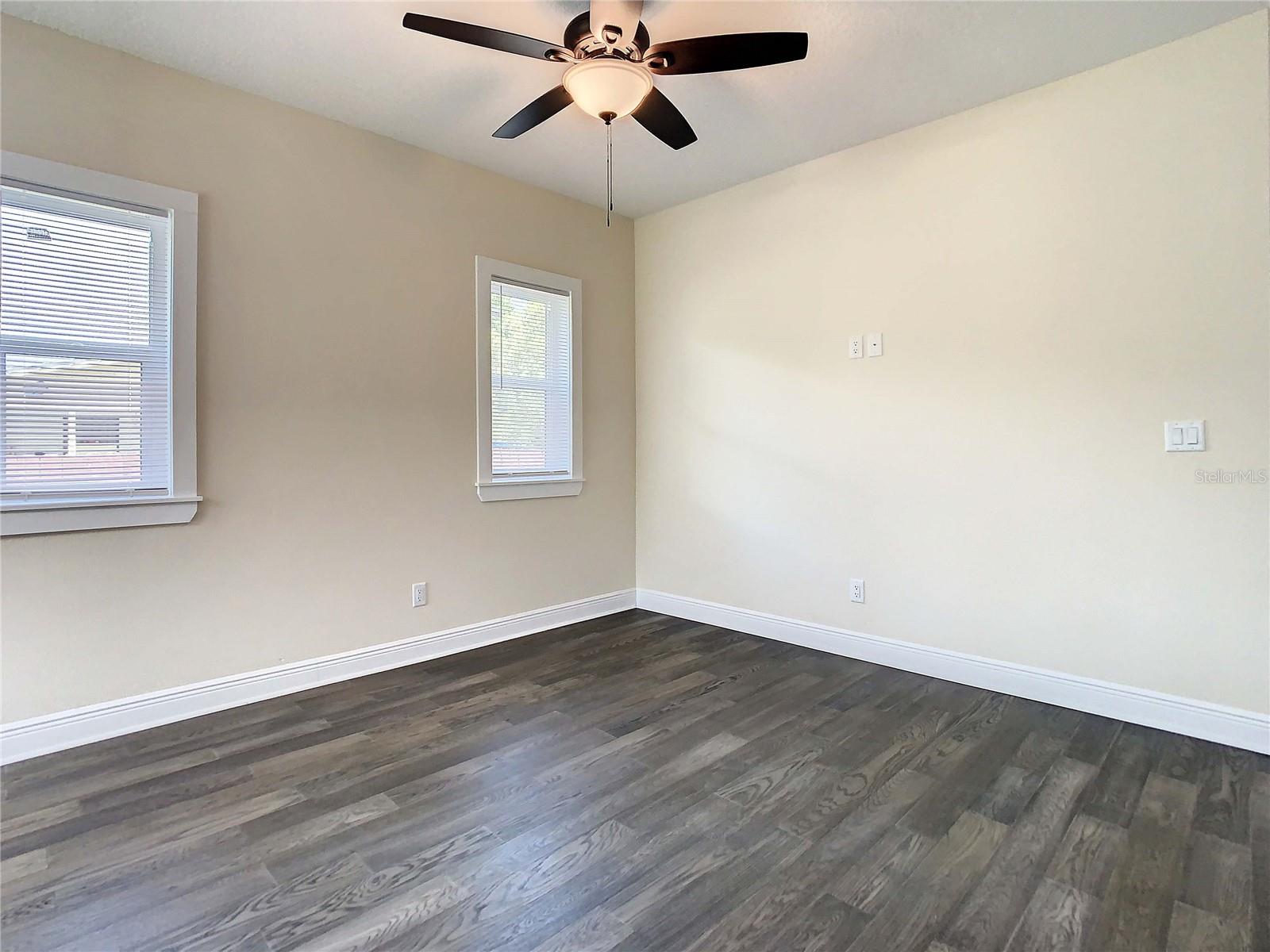 Listing photo id 17 for 4209 Woodlawn Avenue