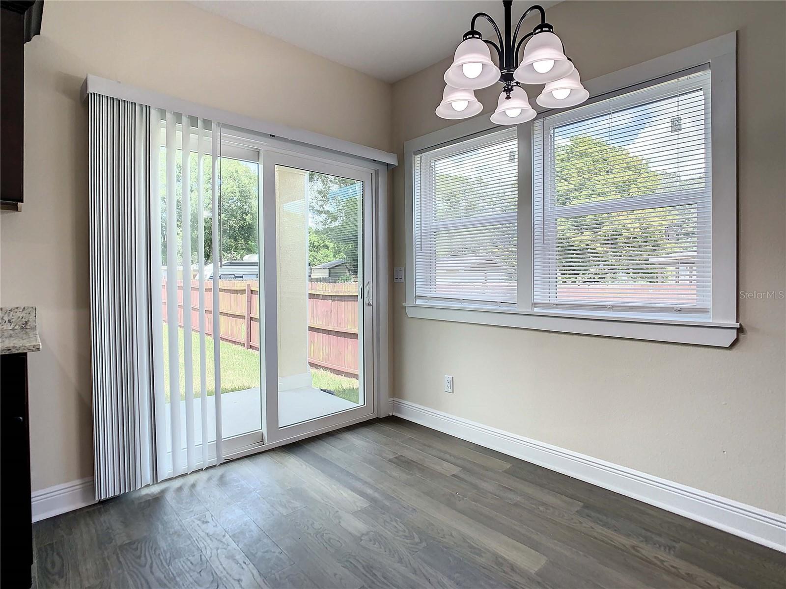 Listing photo id 18 for 4209 Woodlawn Avenue