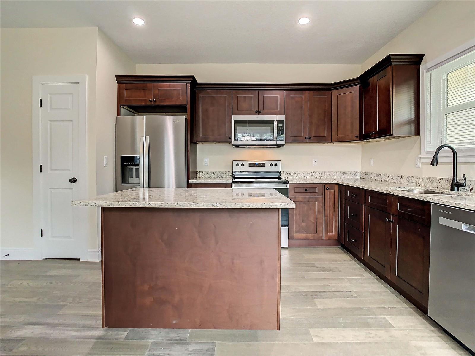 Listing photo id 21 for 4209 Woodlawn Avenue