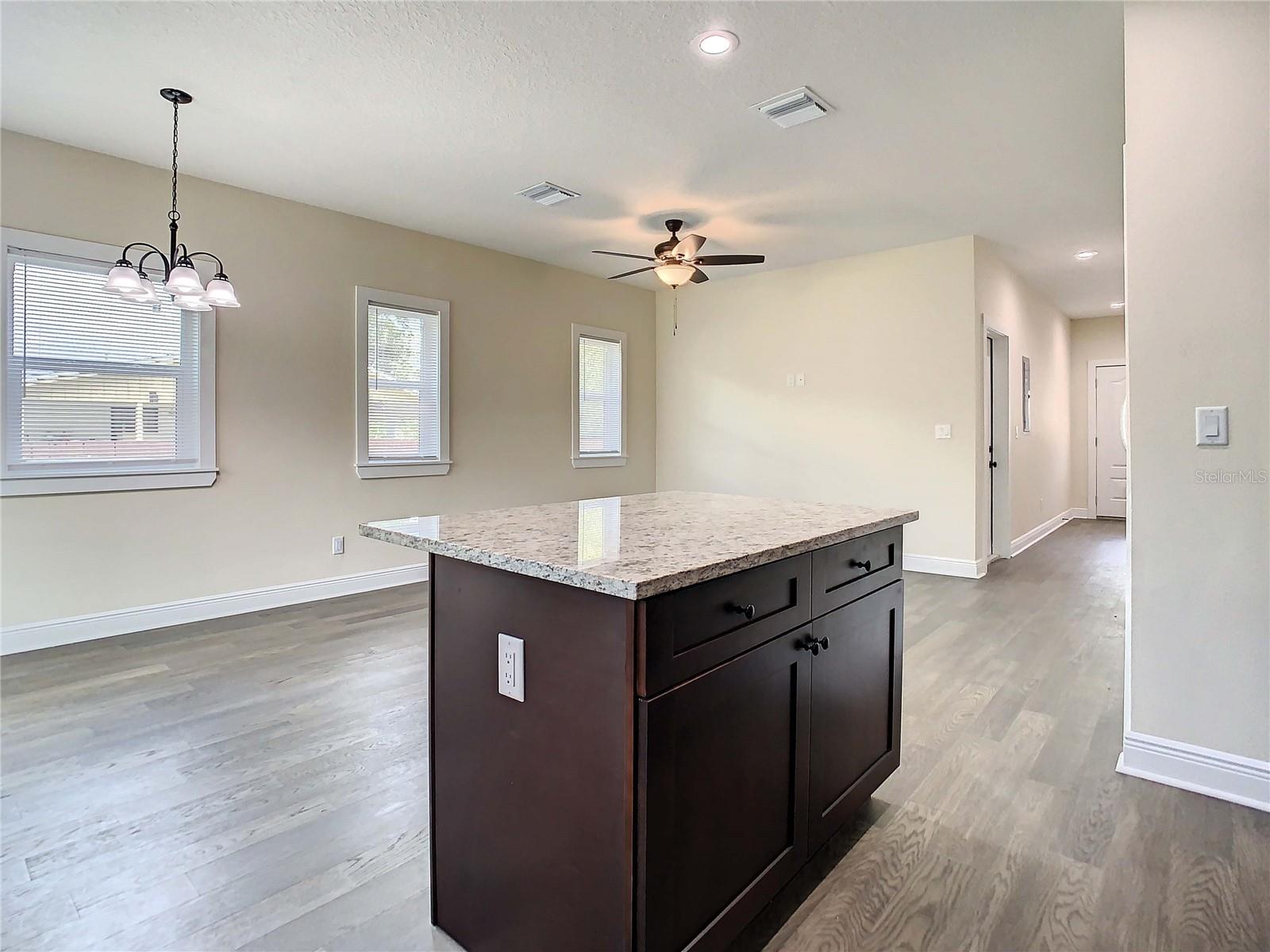 Listing photo id 23 for 4209 Woodlawn Avenue