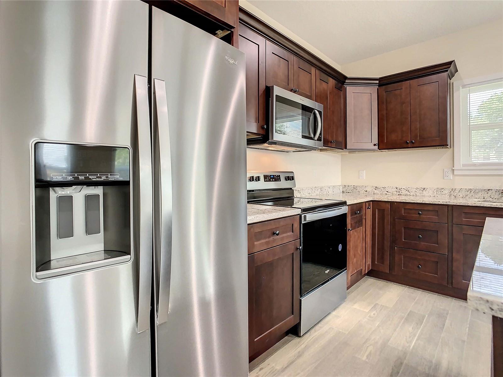 Listing photo id 24 for 4209 Woodlawn Avenue