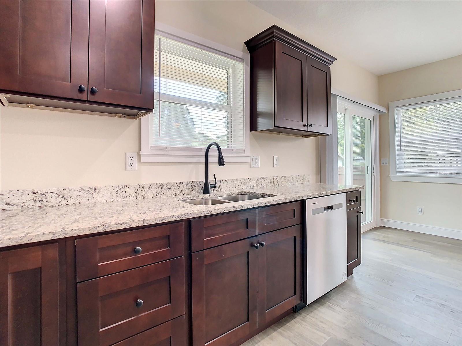 Listing photo id 26 for 4209 Woodlawn Avenue