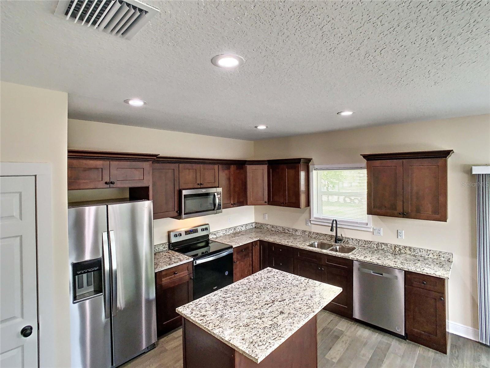 Listing photo id 27 for 4209 Woodlawn Avenue