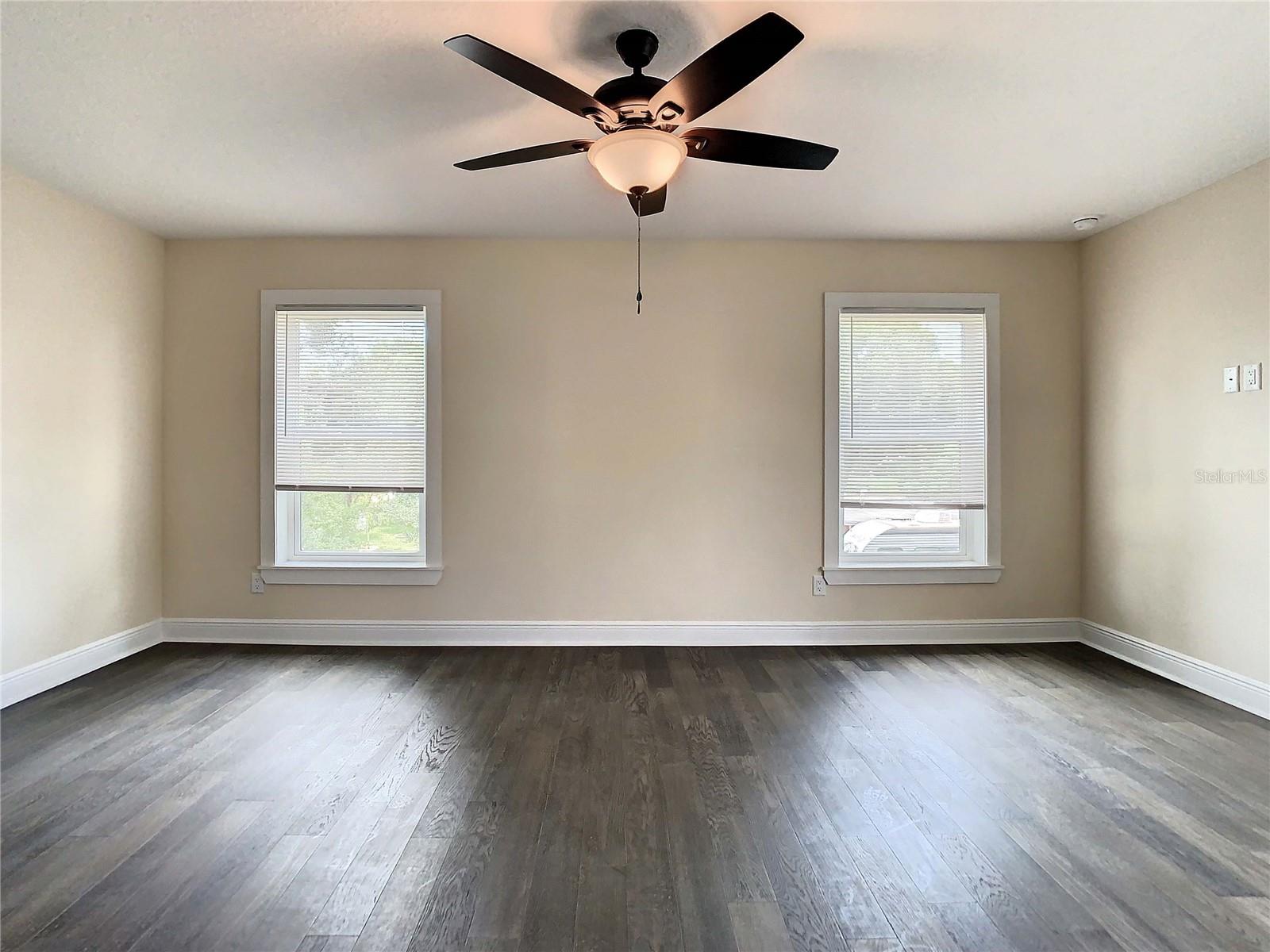 Listing photo id 33 for 4209 Woodlawn Avenue