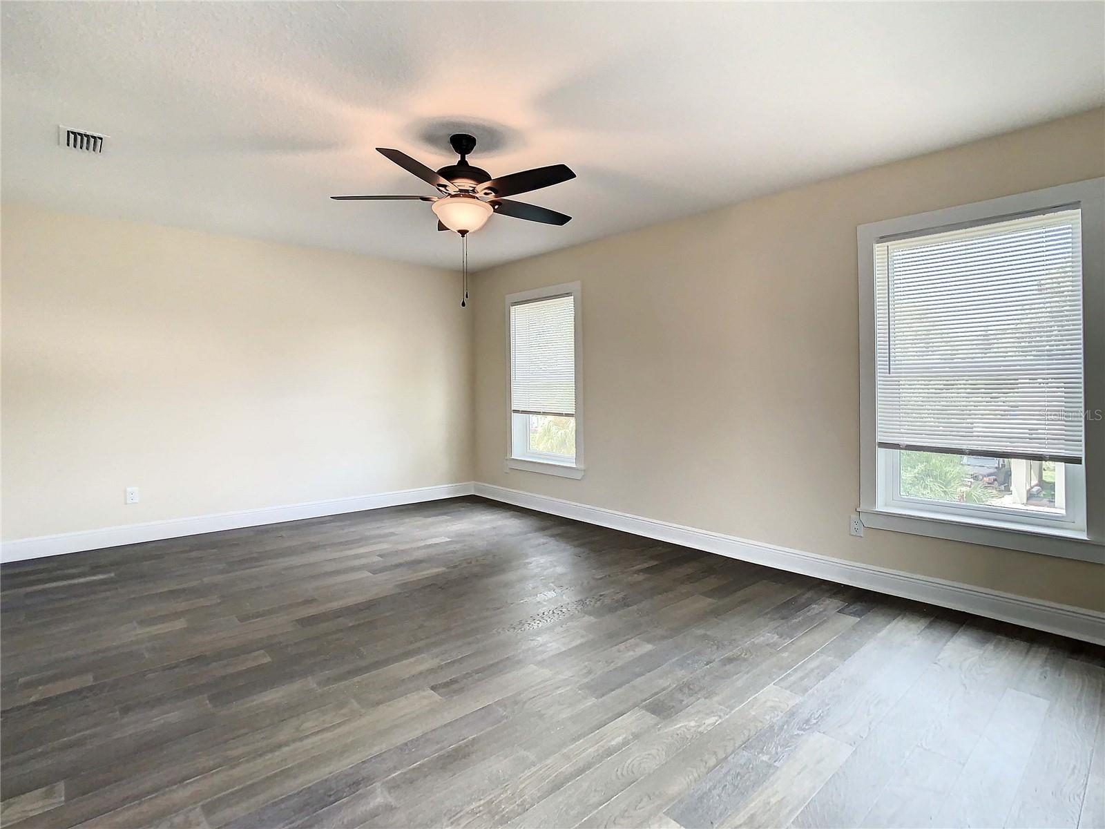 Listing photo id 34 for 4209 Woodlawn Avenue