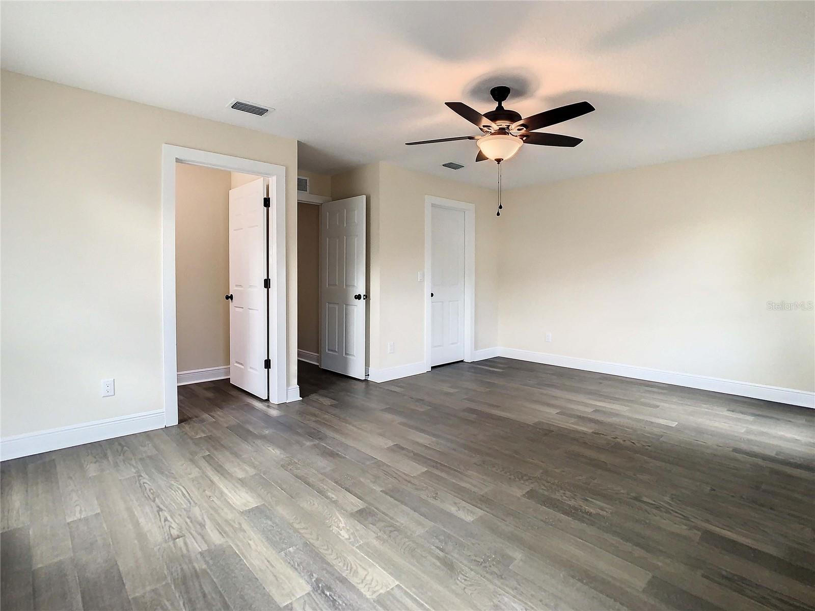 Listing photo id 35 for 4209 Woodlawn Avenue