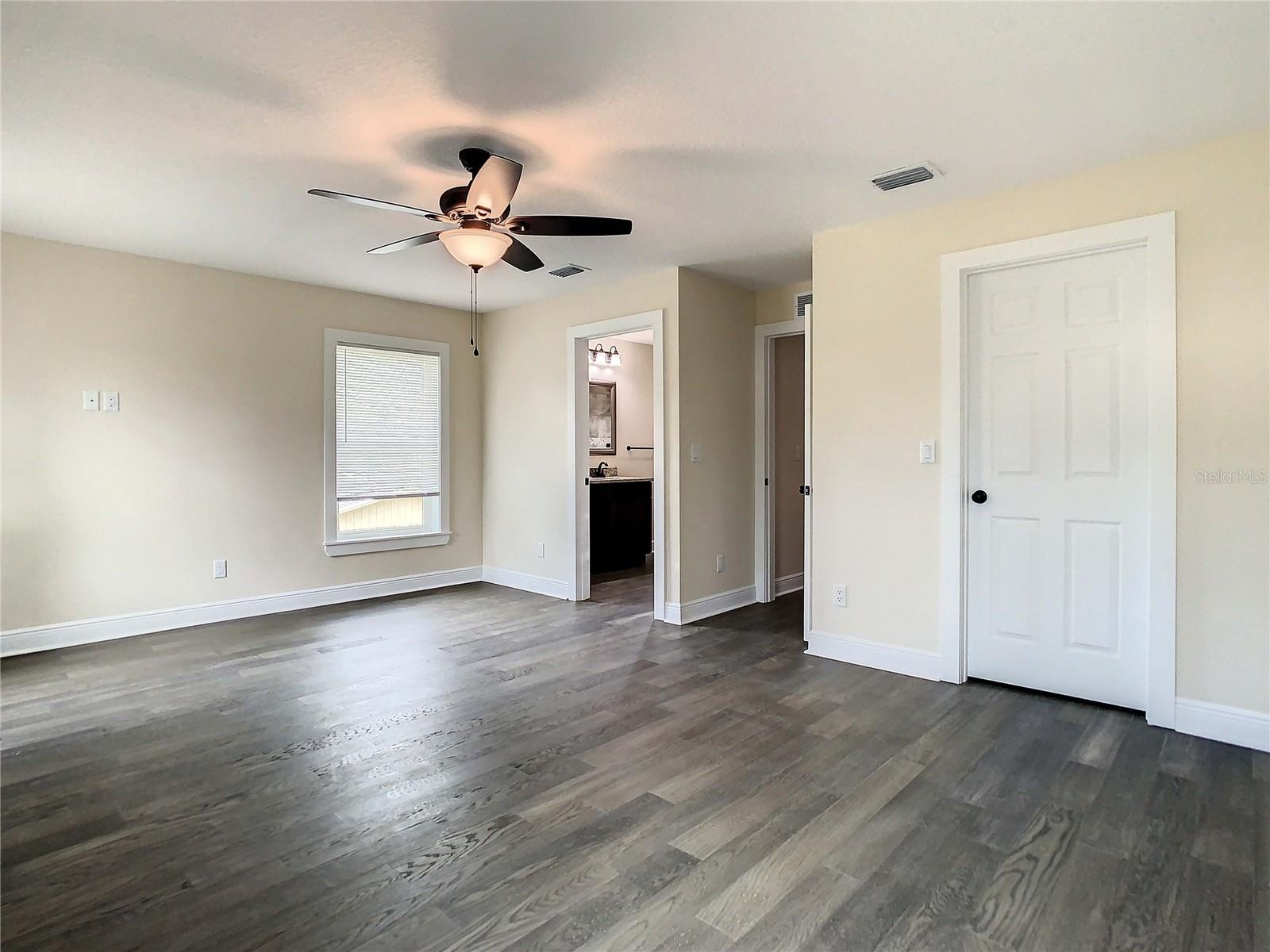 Listing photo id 37 for 4209 Woodlawn Avenue