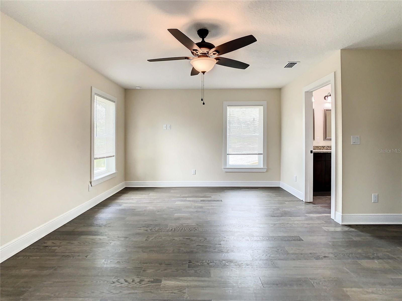 Listing photo id 38 for 4209 Woodlawn Avenue