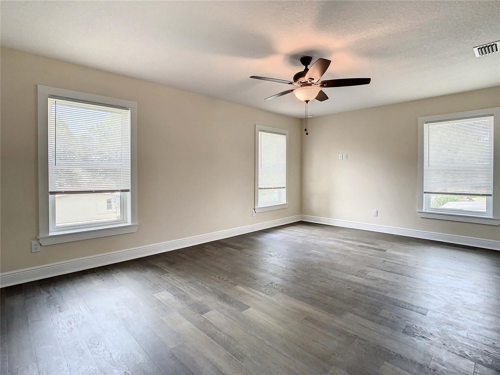 Listing photo id 39 for 4209 Woodlawn Avenue