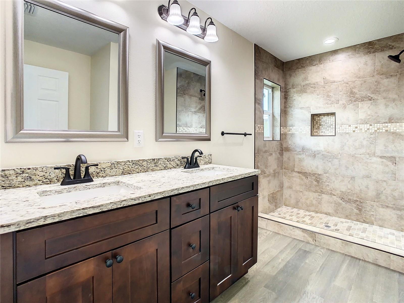 Listing photo id 40 for 4209 Woodlawn Avenue