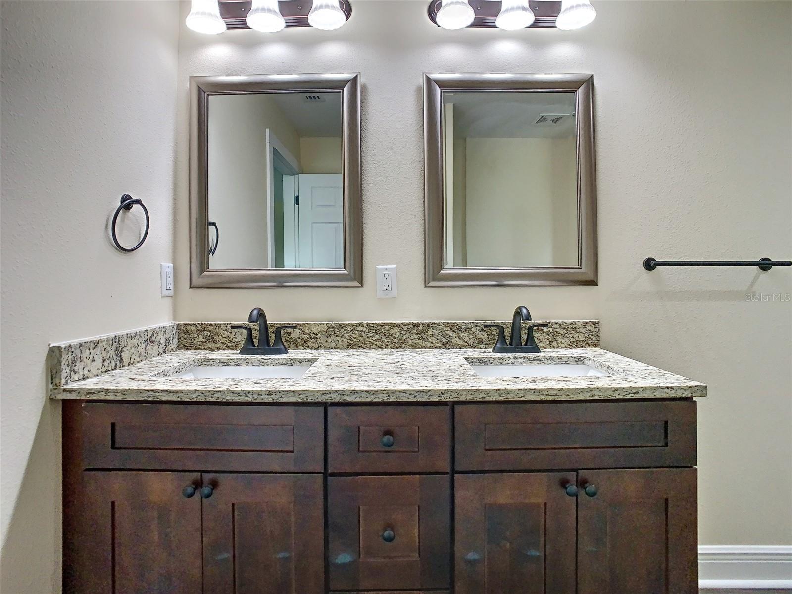 Listing photo id 42 for 4209 Woodlawn Avenue