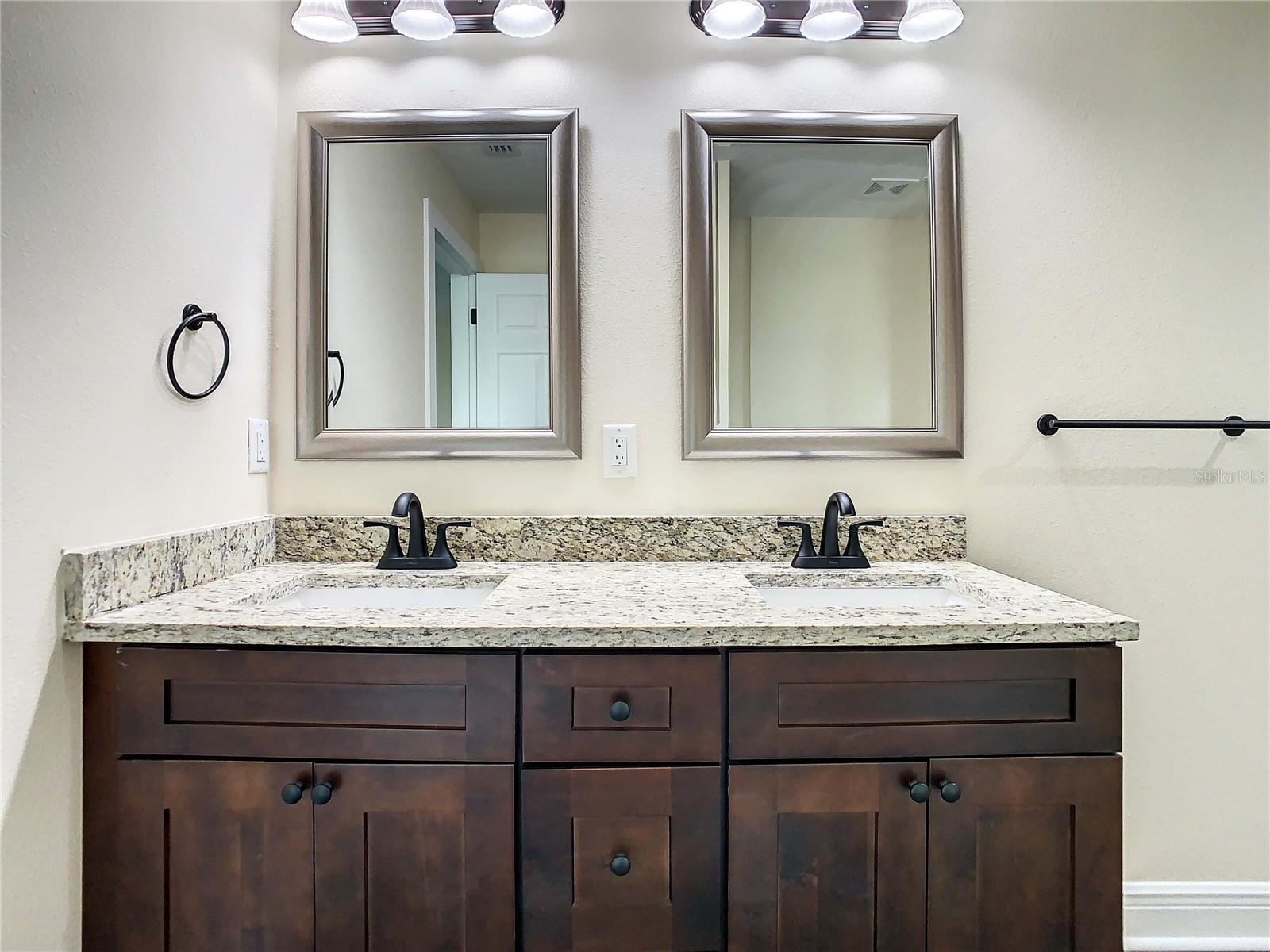 Listing photo id 43 for 4209 Woodlawn Avenue