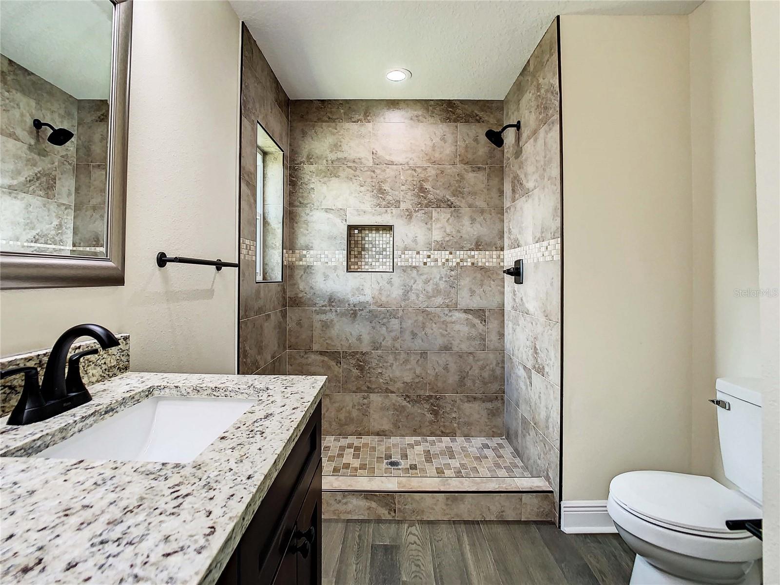 Listing photo id 44 for 4209 Woodlawn Avenue