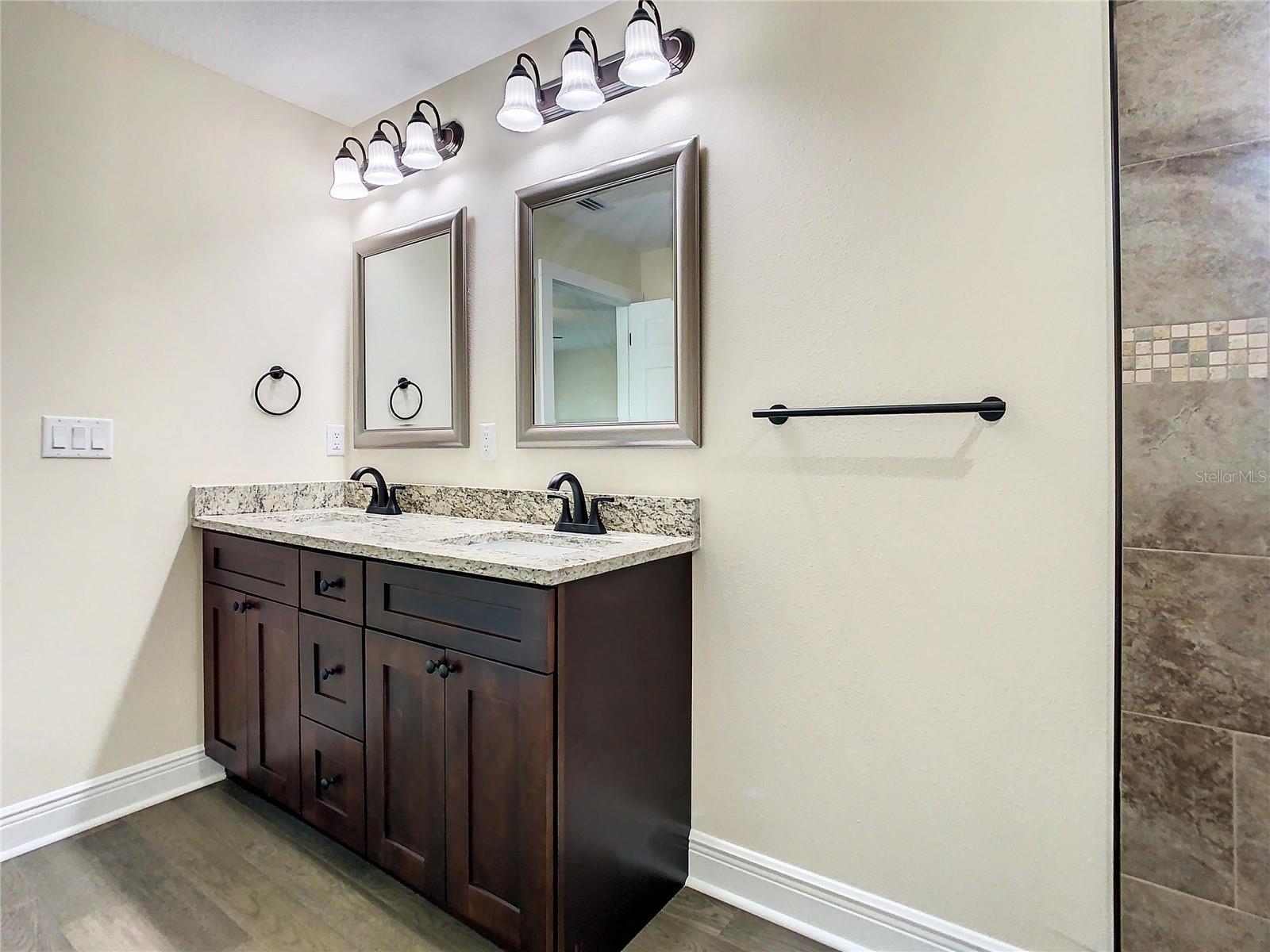 Listing photo id 46 for 4209 Woodlawn Avenue