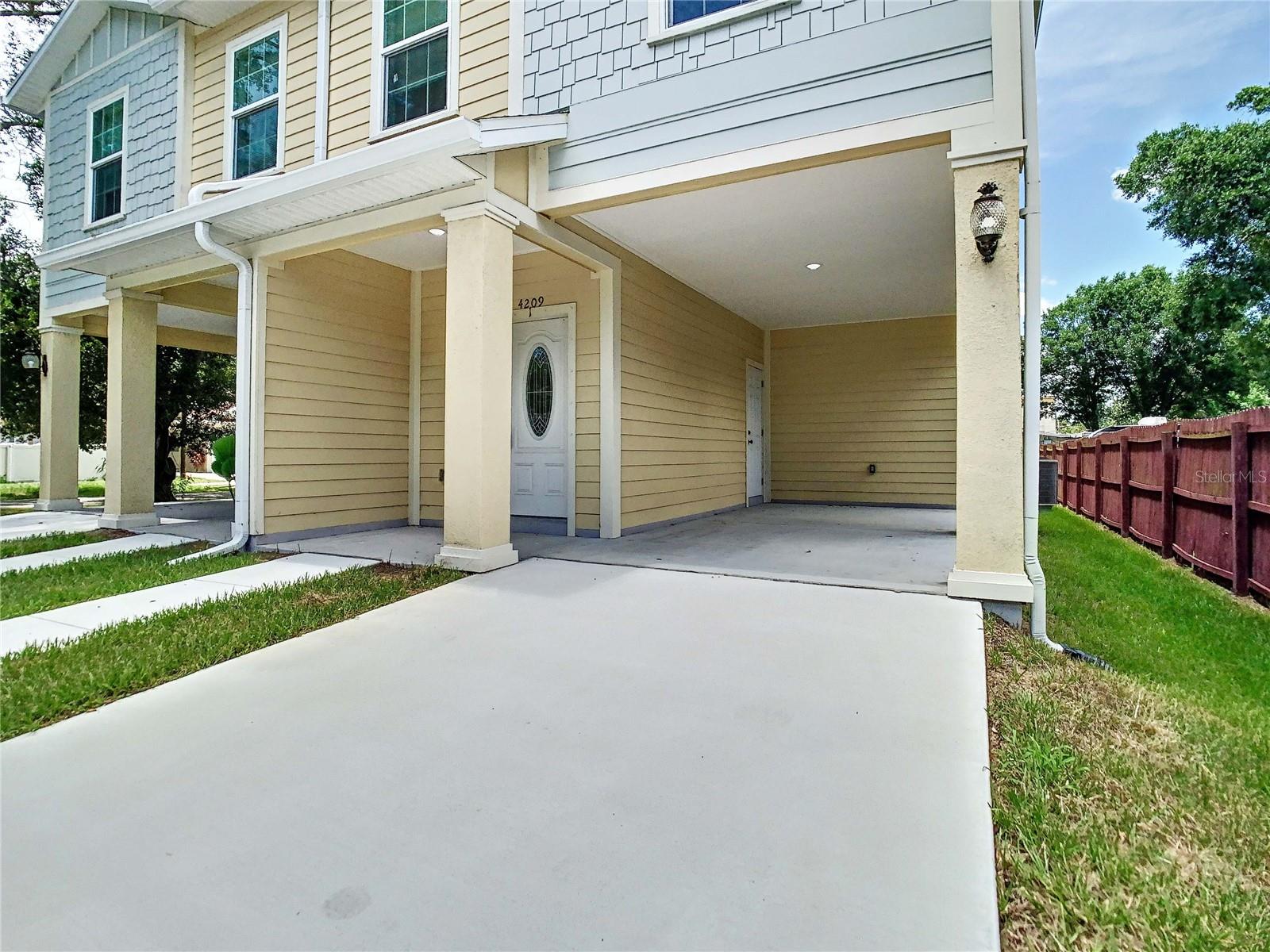 Listing photo id 3 for 4209 Woodlawn Avenue