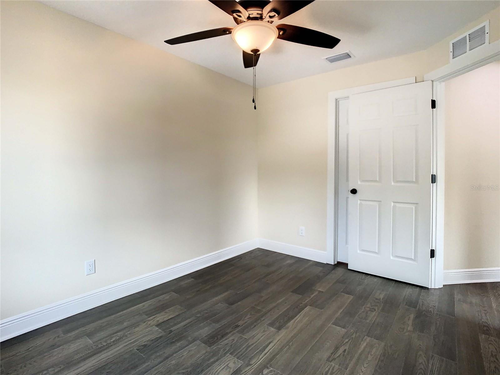 Listing photo id 50 for 4209 Woodlawn Avenue